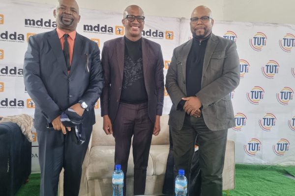 Deputy Minister in the Presidency Kenny Morolong (centre),MDDA board member Phil Moiloa (right), and Vice-Chancellor and TUT Principal, Professor Tinyiko Maluleke cut the ribbon to officially open both campuses' studios.