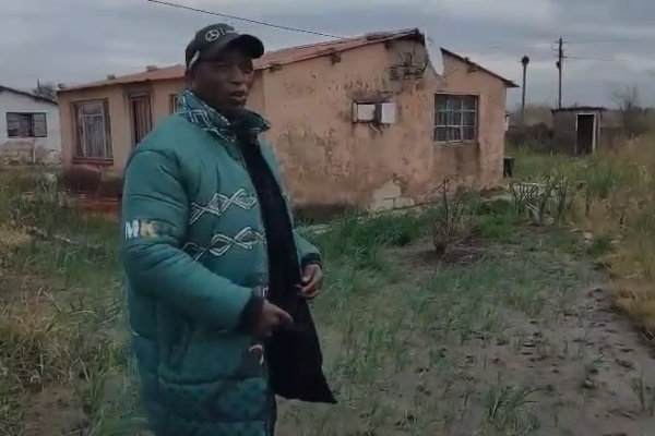 A concerned civilian dressed in uMkhonto weSizwe regalia has exposed the condition of a family in Zone 4, Ga-Rankuwa whose house is surrounded by stinking sewage water.