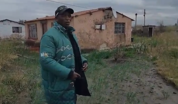 A concerned civilian dressed in uMkhonto weSizwe regalia has exposed the condition of a family in Zone 4, Ga-Rankuwa whose house is surrounded by stinking sewage water.